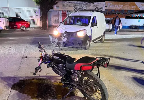 Moto impacta a furgoneta; uno fue hospitalizado Moto impacta a furgoneta; uno fue hospitalizado