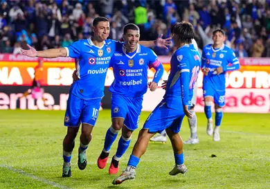 Am&eacute;rica tropieza; Cruz Azul y Chivas acechan