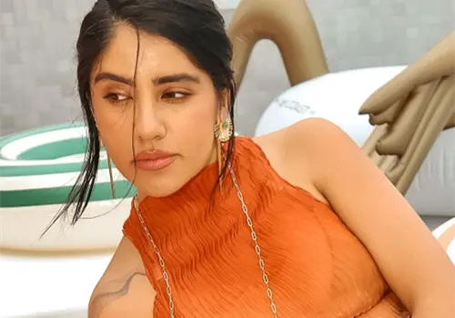 Karen Polinesia muestra lado serio