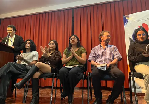Alumnos trazan la vida, tejen palabras