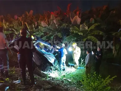 Fatal carambola; un vehículo destrozado Fatal carambola; un vehículo destrozado