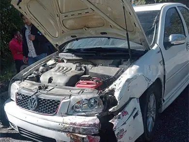 Chocan frontalmente motocicleta y automóvil Chocan frontalmente motocicleta y automóvil