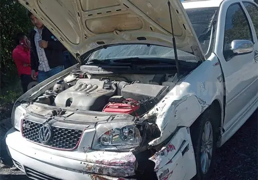 Chocan frontalmente motocicleta y automóvil Chocan frontalmente motocicleta y automóvil