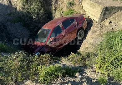 Pierde el control y cae dentro de canal pluvial