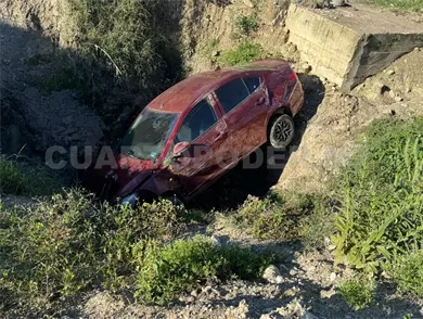 Pierde el control y cae dentro de canal pluvial Pierde el control y cae dentro de canal pluvial