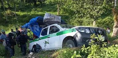Transporte foráneo se desbarranca; tres heridos Transporte foráneo se desbarranca; tres heridos