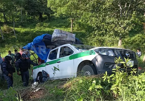 Transporte foráneo se desbarranca; tres heridos Transporte foráneo se desbarranca; tres heridos
