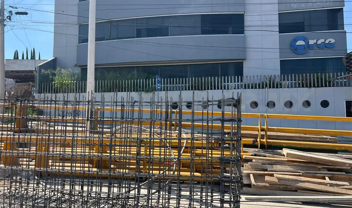 En la zona alta del puente, colocan un refuerzo estructural de acero. CP