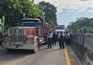Bloquean volqueteros la carretera Costera