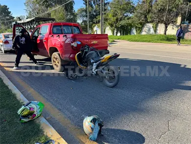 Motociclista se incrusta por detrás de camioneta Motociclista se incrusta por detrás de camioneta