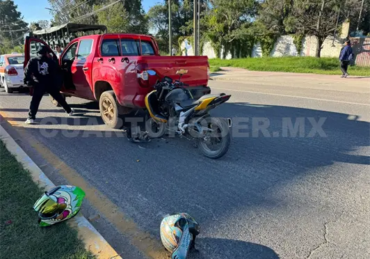Motociclista se incrusta por detrás de camioneta Motociclista se incrusta por detrás de camioneta