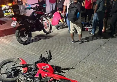 Se estrellan dos motos; joven es hospitalizado Se estrellan dos motos; joven es hospitalizado