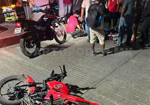 Se estrellan dos motos; joven es hospitalizado Se estrellan dos motos; joven es hospitalizado