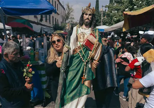 Miles de fieles abarrotan San Hip&oacute;lito