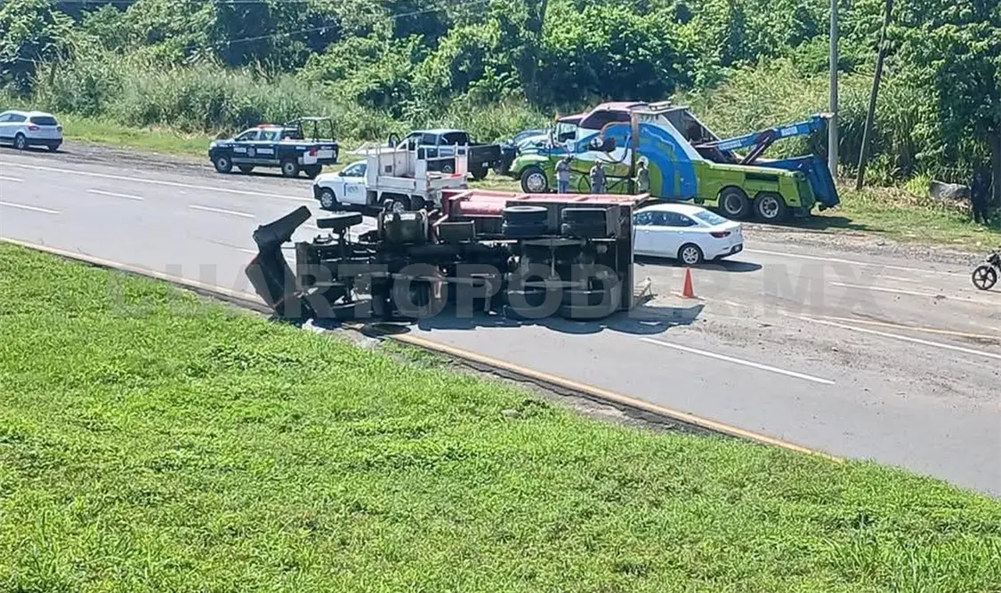 Al salir de la peligrosa curva el camión, por causas sin definir, terminó recostado. Rafael Victorio / CP
