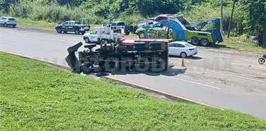 Vuelca volteo en peligrosa Curva del Diablo