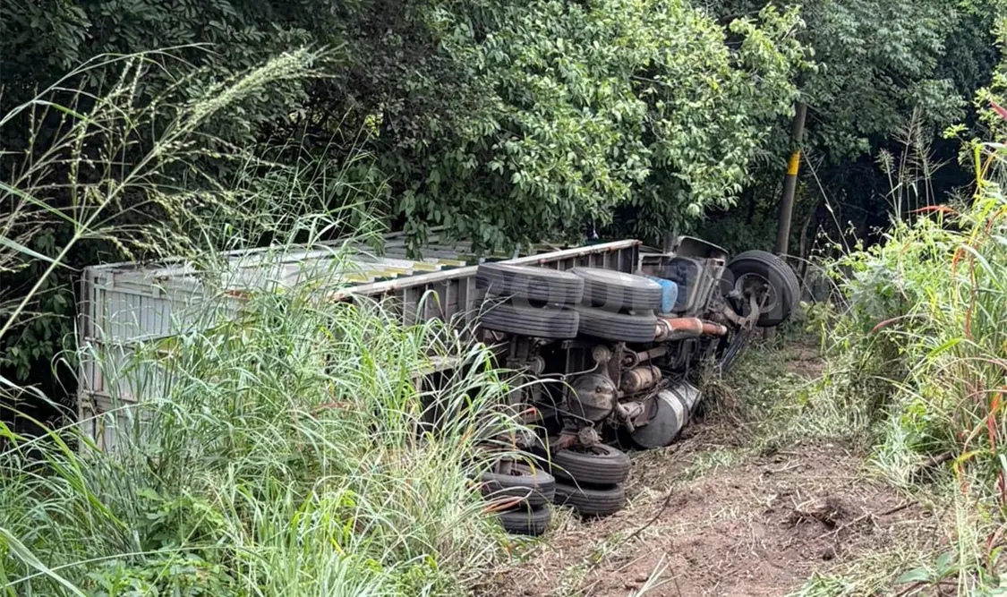 Recostado y en un barranco terminó el camión siniestrado. Osman Toledo / CP