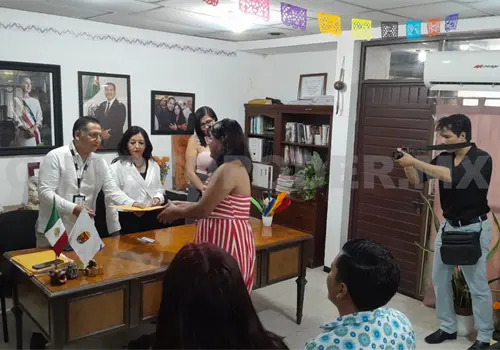 Entregan 21 actas de nacimiento por cambio de identidad