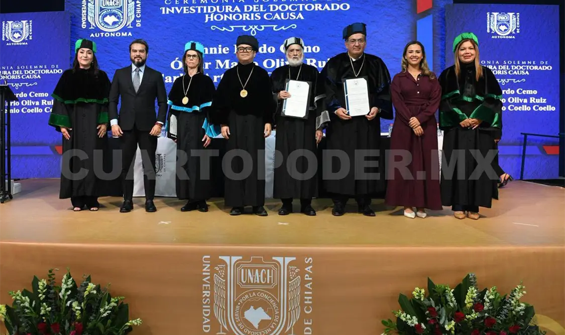 La ceremonia se realizó en el marco de la Quinta Sesión Extraordinaria del Consejo Universitario. Cortesía