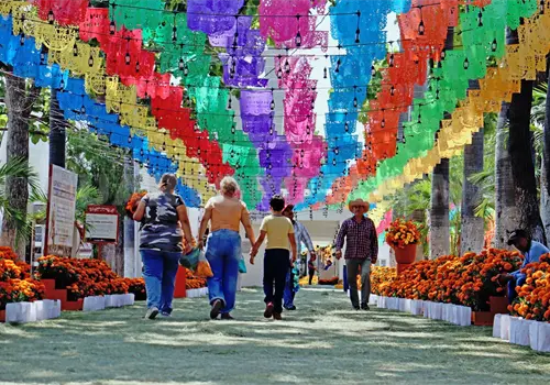 Preparan familias las tumbas para recibir a difuntos