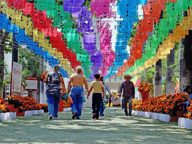 Preparan familias las tumbas para recibir a difuntos