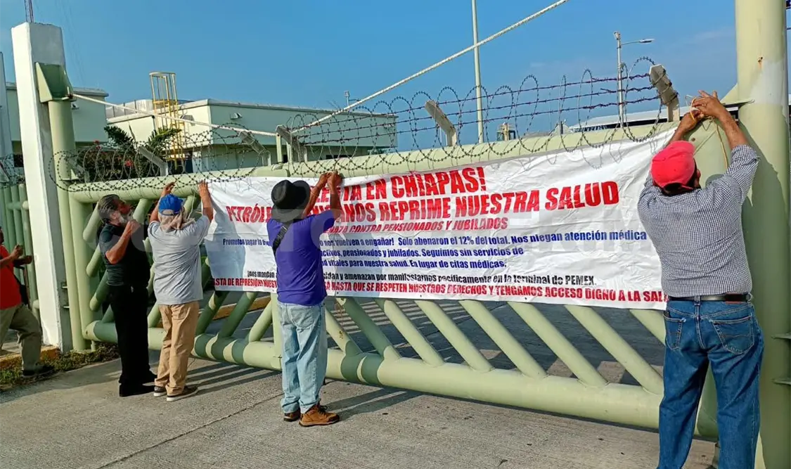 Trabajadores jubilados, pensionados y en activo de Pemex iniciaron este viernes bloqueos intermitentes. Rafael Victorio / CP