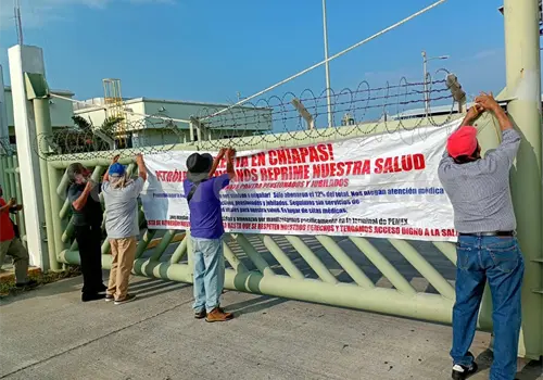 Trabajadores de Pemex piden atenci&oacute;n m&eacute;dica