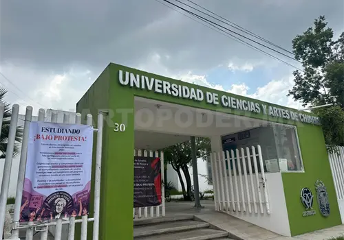 Alumnas estudian bajo protesta Alumnas estudian bajo protesta