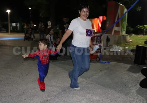 Mam&aacute;s y pap&aacute;s disfrutan caminata