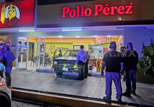 Pick up se incrusta en un restaurante y lo destroza