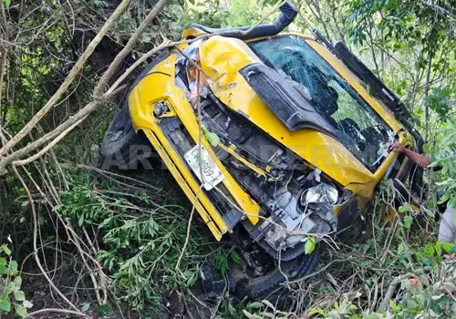 Vuelca y acaba atrapado dentro de su camioneta
