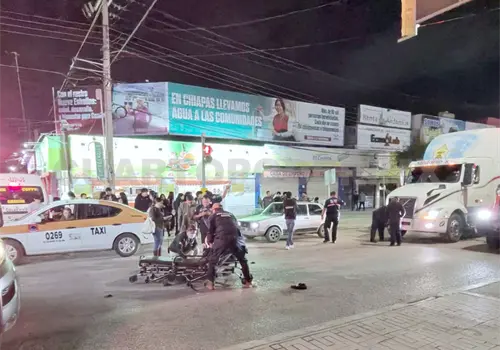 Embiste a una joven; lo persiguen y lo arrestan